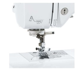 Zone de couture de la Brother Innov-is A150 : pied-de-biche encliquetable et 7 griffes d entrainement