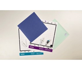 Accessoires livres avec la Brother ScanNCut SDX1250 : supports de decoupe, lames, porte-stylo et stylos