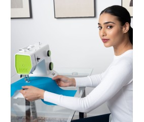 Couturière utilisant la machine à coudre Pfaff Smarter 140S