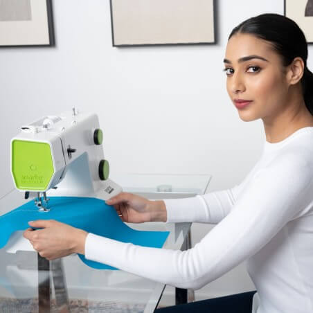 Couturière utilisant la machine à coudre Pfaff Smarter 140S