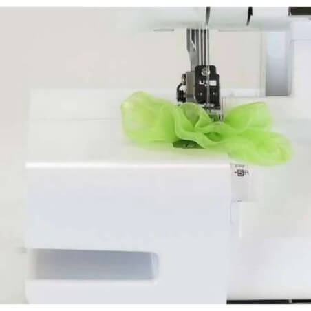 La zone de couture de la surjeteuse Brother 2104D en action