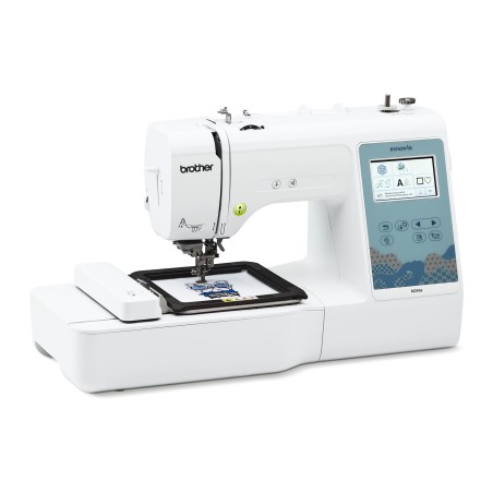 Vue trois quarts de la Brother M340e avec une broderie dans le cadre