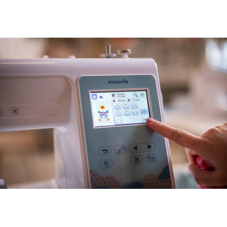 Écran tactile couleur de la Brother M340e avec la sélection des motifs