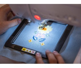 Brother Innov-is M340e - broderie en cours dans le cadre magnétique