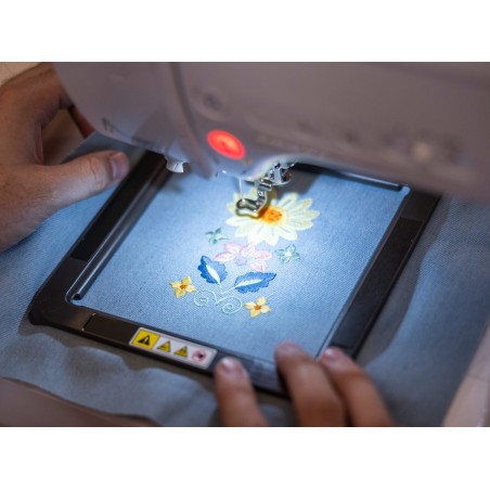 Broderie en cours sur la Brother M340e avec le cadre magnétique