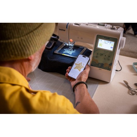 Application Brother Artspira sur smartphone devant la M340e