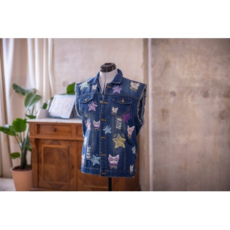 Gilet en jean brodé de motifs avec la Brother M340e