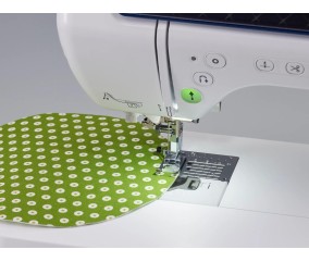Brother Expedition BX1 - couture en courbe sur un tissu à pois