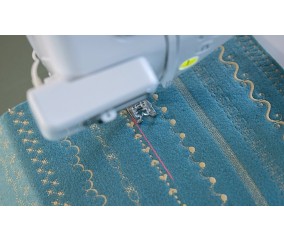 Brother Expedition BX1 - points décoratifs cousus sur un tissu bleu
