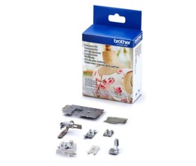 Kit de couture Brother CTRK1 - détail des pieds et de la plaque à aiguille