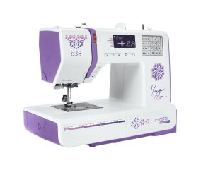 Machine à coudre Bernette B38 Yaya Han Edition - vue trois quarts droite, grand espace de travail de 17 cm