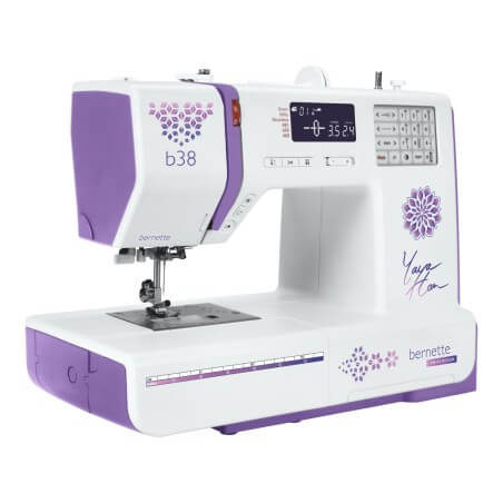 Machine à coudre Bernette B38 Yaya Han Edition - vue trois quarts droite, grand espace de travail de 17 cm