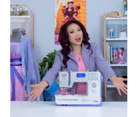 Machine à coudre Bernette B38 Yaya Han Edition - Yaya Han, icône du cosplay, dans son atelier avec la machine