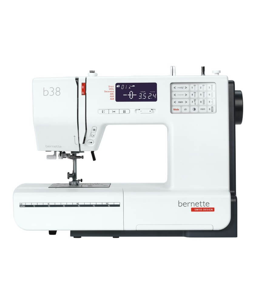 Machine à coudre Bernette B38 - vue de face, écran LCD et touches de sélection directe