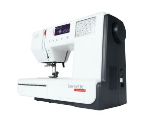 Machine à coudre Bernette B38 - vue de trois quarts droite, grand espace de travail de 17 cm