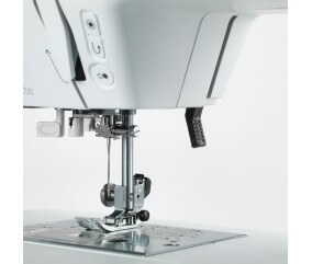 Machine à coudre Bernette B38 - zone de couture éclairée par LED et pied presseur à clipser