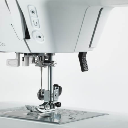 Machine à coudre Bernette B38 - zone de couture éclairée par LED et pied presseur à clipser