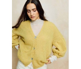 Gilet femme Béa en mohair coton jaune d'or, col V - Patron tricot Phildar - modèle fini