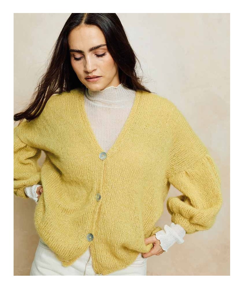 Gilet femme Béa en mohair coton jaune d'or, col V - Patron tricot Phildar - modèle fini
