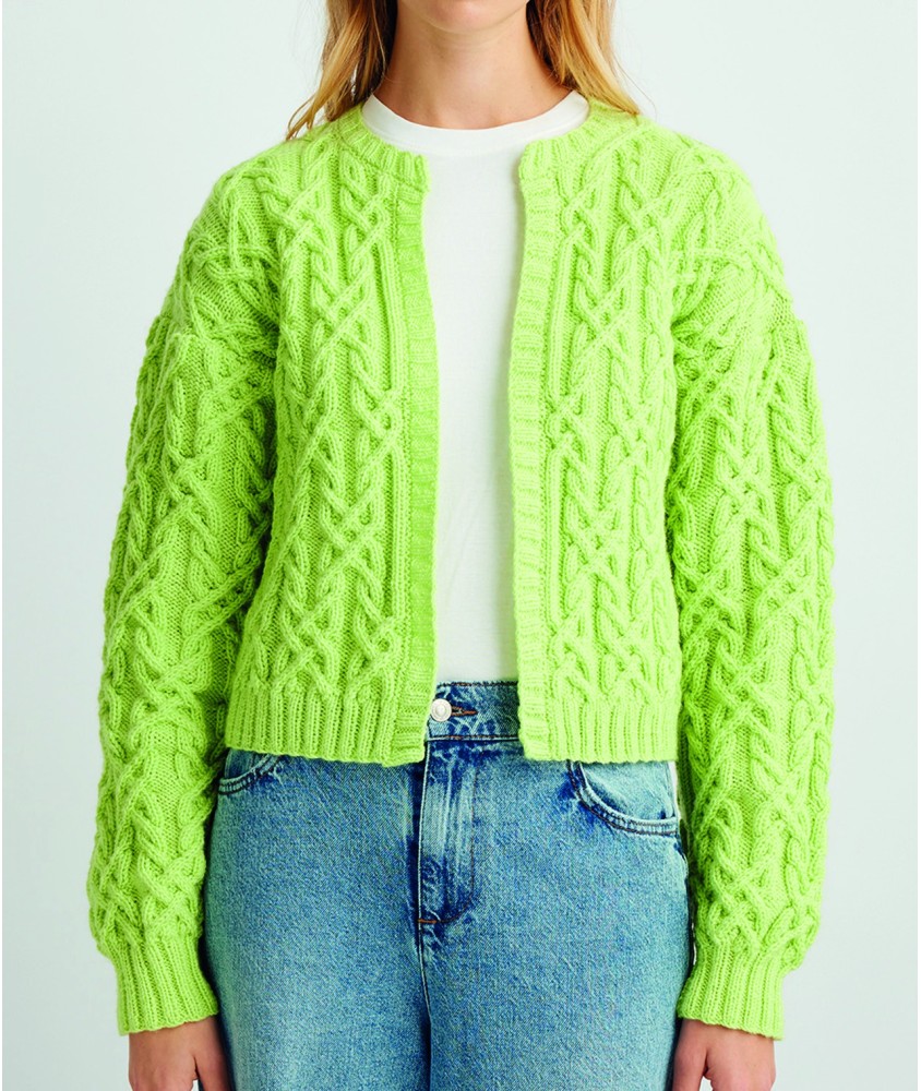 Gilet femme Cheerful vert anis, torsades - Patron tricot Pingouin - modèle fini