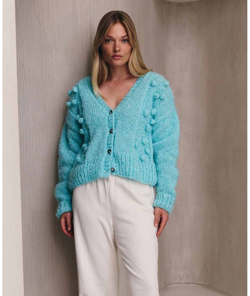 Gilet femme Courtney en mohair brossé bleu radiance, noppes - Patron tricot Pingouin - modèle fini