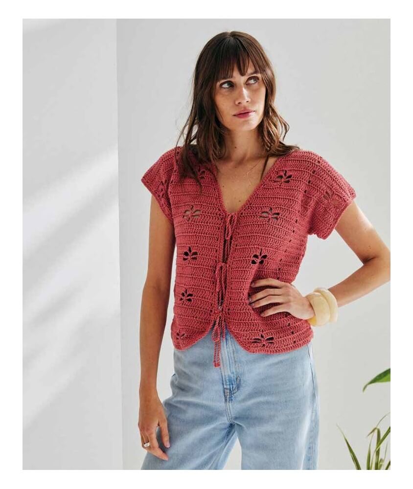 Gilet femme Émée au crochet, coloris hibiscus, manches courtes - Patron Phildar - modèle fini