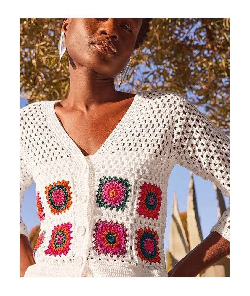 Gilet femme Félicia au crochet, craie avec grannys multicolores - Patron Phildar - modèle fini
