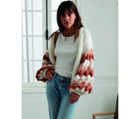 Gilet femme Félicia écru en alpaga, manches en point fantaisie rayé - Patron tricot Phildar - modèle fini