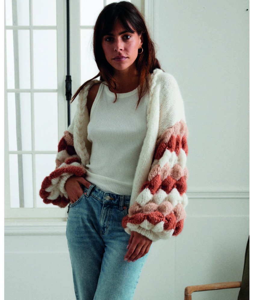 Gilet femme Félicia écru en alpaga, manches en point fantaisie rayé - Patron tricot Phildar - modèle fini