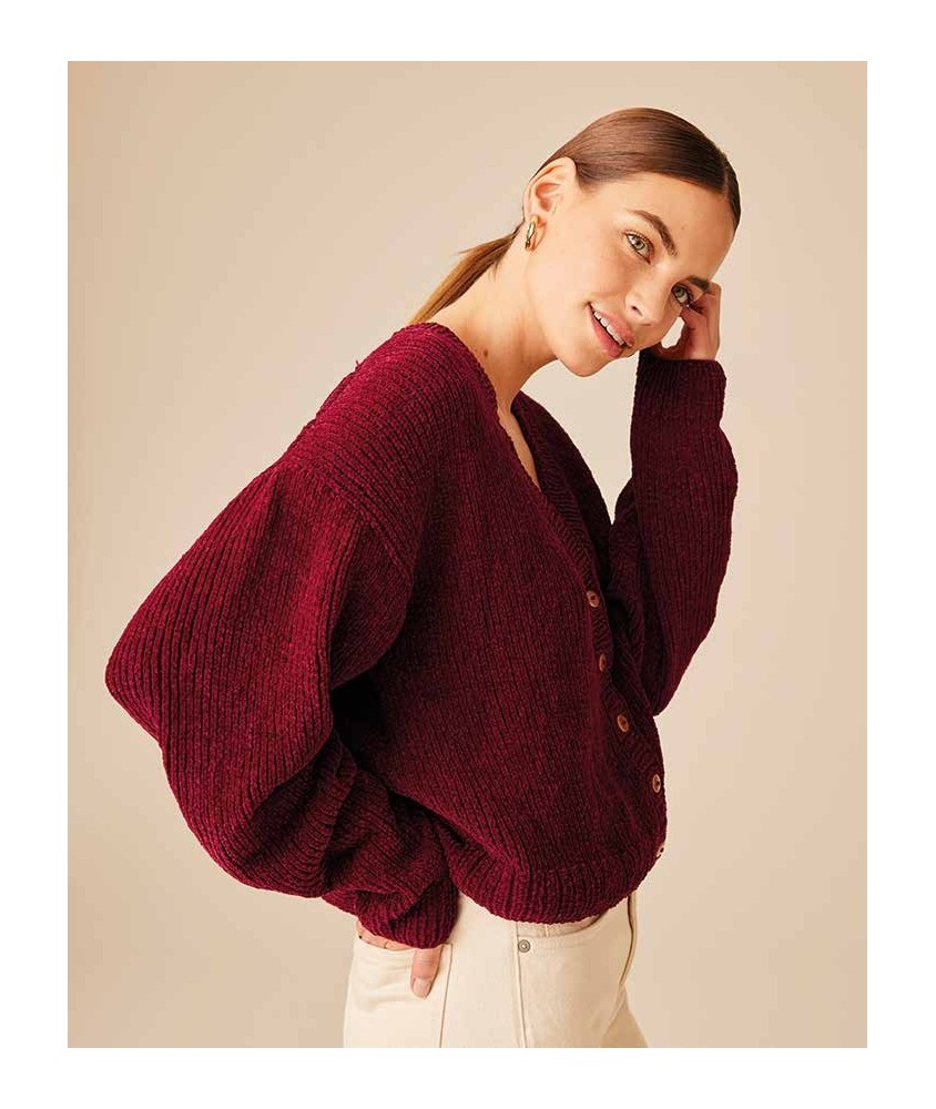 Gilet femme Gasparine en chenille grenat, manches ballon - Patron tricot Phildar - modèle fini