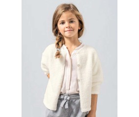 Gilet fille Poa en fil duveteux écru, manches trois quarts - Patron tricot Phildar - modèle fini