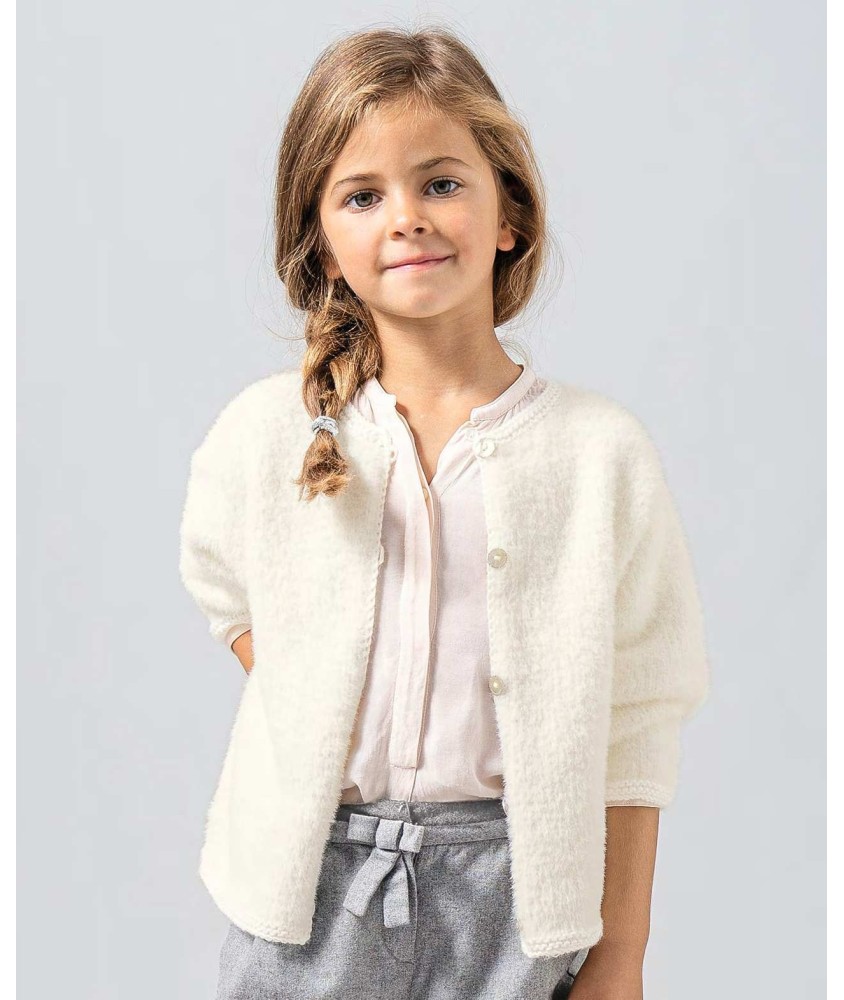 Gilet fille Poa en fil duveteux écru, manches trois quarts - Patron tricot Phildar - modèle fini