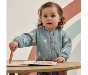 Gilet fille Laurelle en laine amande, fleurs brodées écru - Patron tricot Phildar - modèle fini