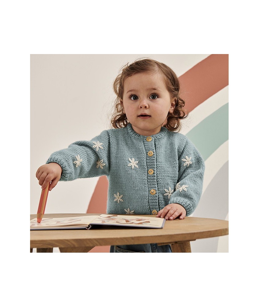 Gilet fille Laurelle en laine amande, fleurs brodées écru - Patron tricot Phildar - modèle fini