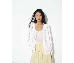 Gilet femme Rochelle en coton blanc, point fantaisie ajouré - Patron tricot Phildar - modèle fini