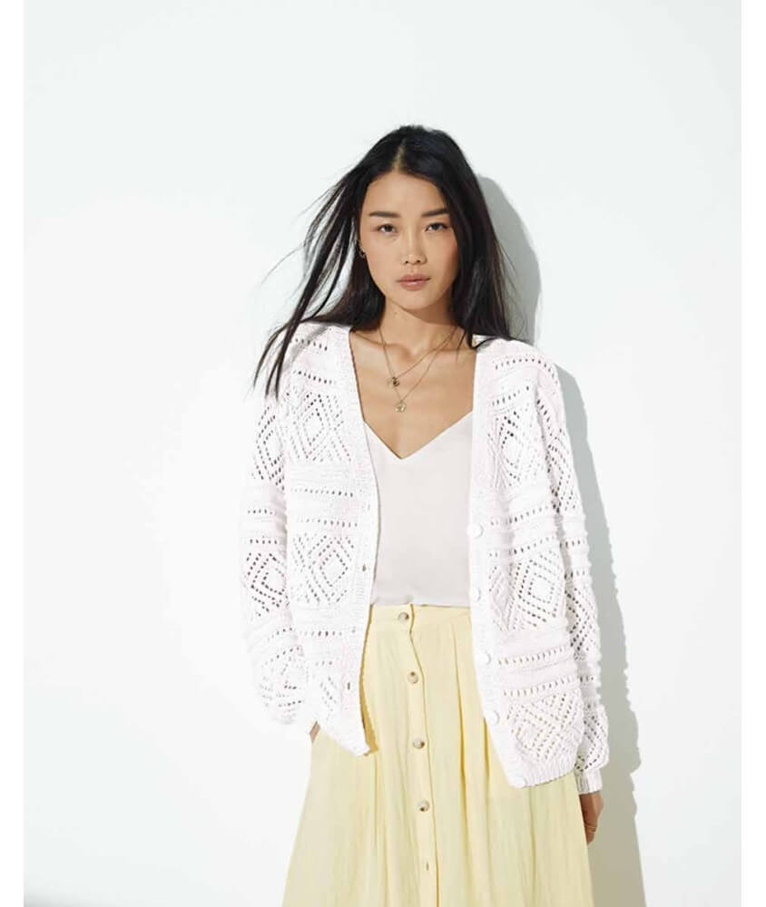 Gilet femme Rochelle en coton blanc, point fantaisie ajouré - Patron tricot Phildar - modèle fini