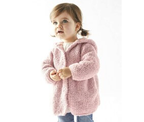 Manteau fille Nellia en fil doudou rose, capuche - Patron tricot Phildar - modèle fini