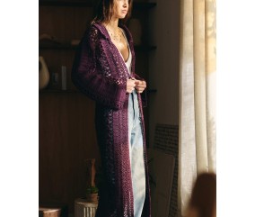Maxi cardigan long femme Ataroa au crochet, coton mauve wine - Patron Pingouin - modèle fini