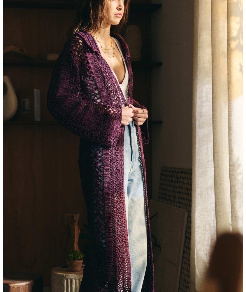 Maxi cardigan long femme Ataroa au crochet, coton mauve wine - Patron Pingouin - modèle fini