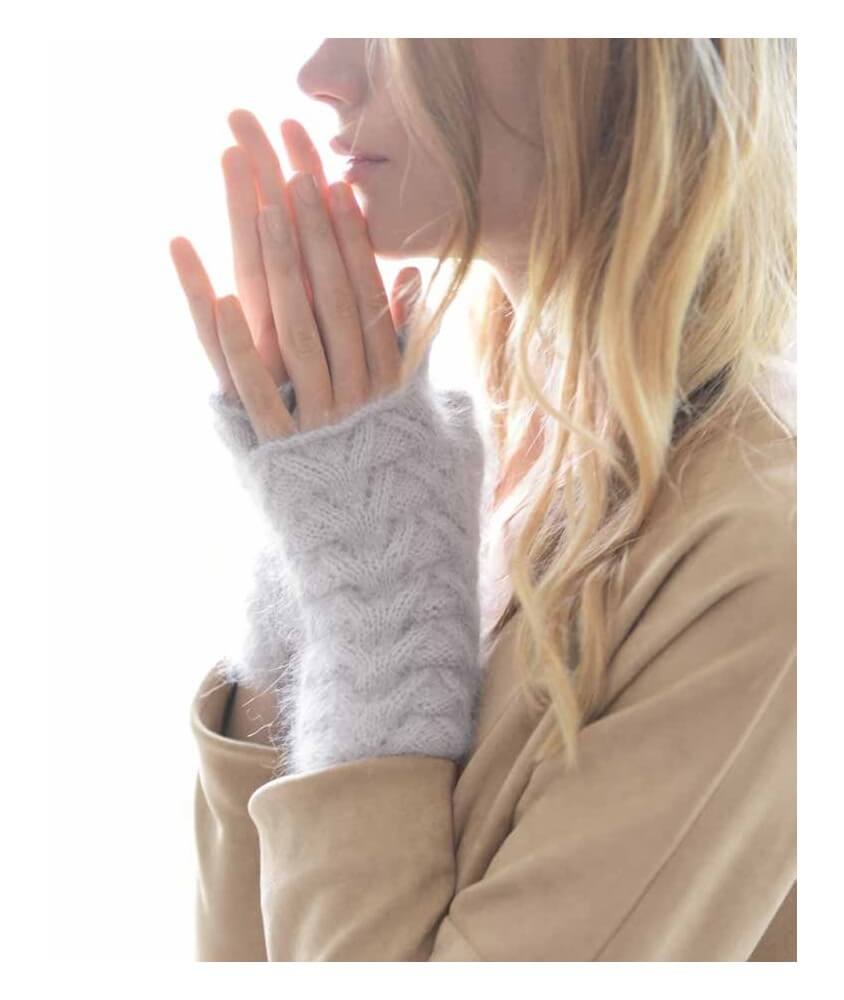 Mitaines femme Darlène en angora perle, V ajourés en relief - Patron tricot Phildar - modèle fini