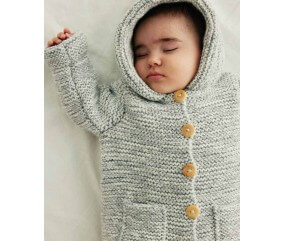 Paletot bébé Bradley à capuche, laine d'agneau flanelle, point mousse - Patron tricot Phildar - modèle fini