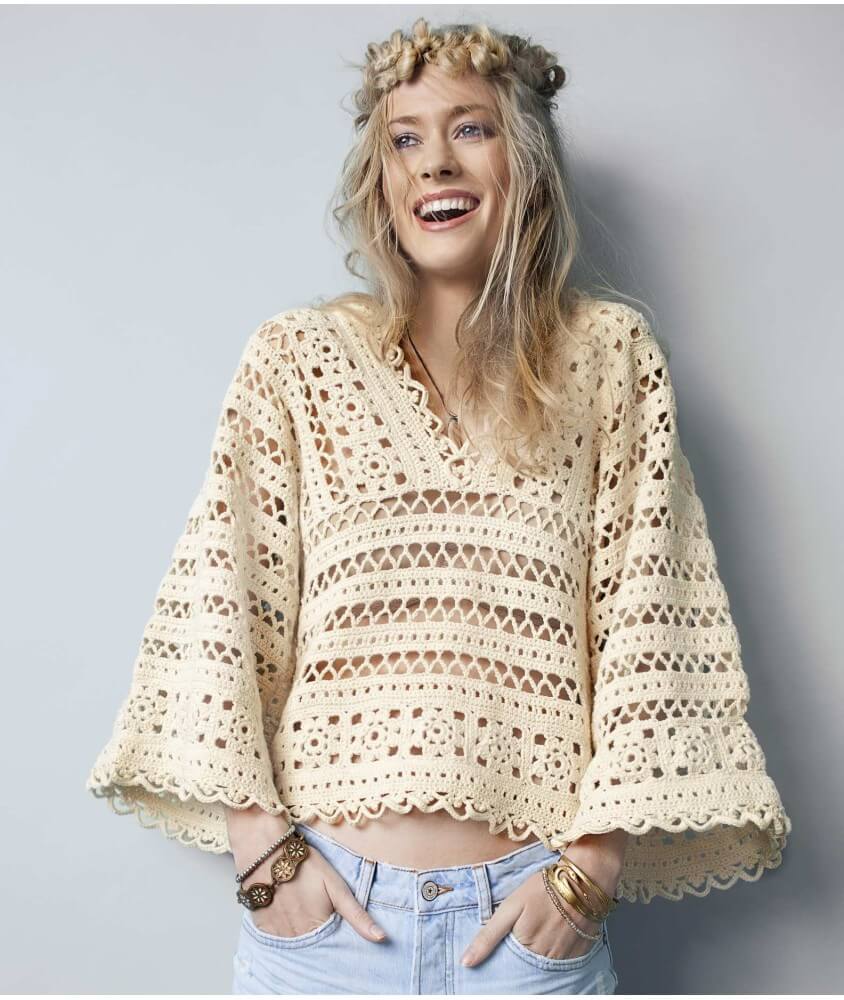 Pull femme au crochet en coton écru, carrés assemblés et points ajourés - Patron Phildar - modèle fini