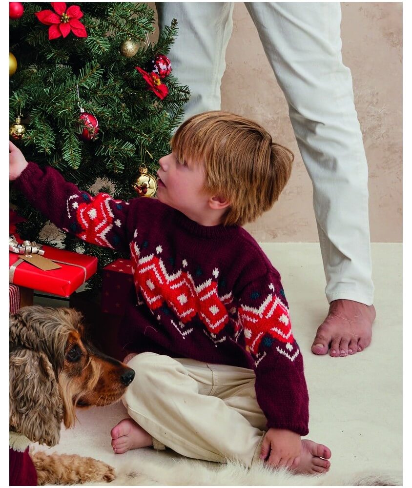 Pull enfant Augustin en laine burgundy, jacquard rouge écru et paon - Patron tricot Phildar - modèle fini