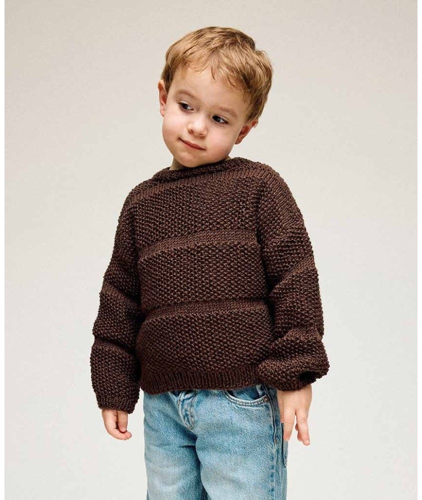 Pull enfant Will en laine chocolat, bandes de point de riz et de jersey - Patron tricot Phildar - modèle fini