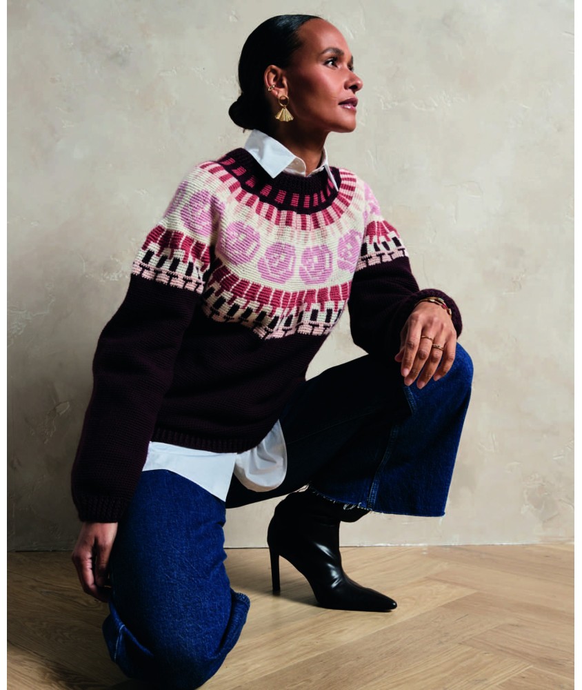 Pull femme Aimée au crochet, brun auburn et empiècement jacquard fleuri - Patron Phildar - modèle fini