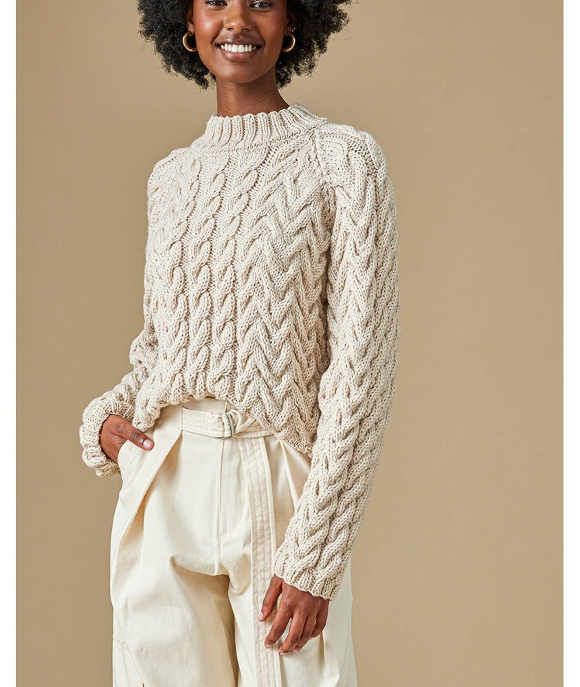 Pull femme Apaches en laine beige, larges torsades - Patron tricot Pingouin - modèle fini