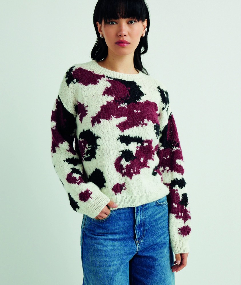 Pull femme Astrid en laine écru, grand jacquard grenade et noir - Patron tricot Pingouin - modèle fini