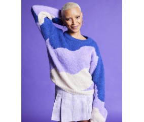 Pull femme Broadway en laine pailletée, jacquard bleu, parme et beige doré - Patron tricot Pingouin - modèle fini