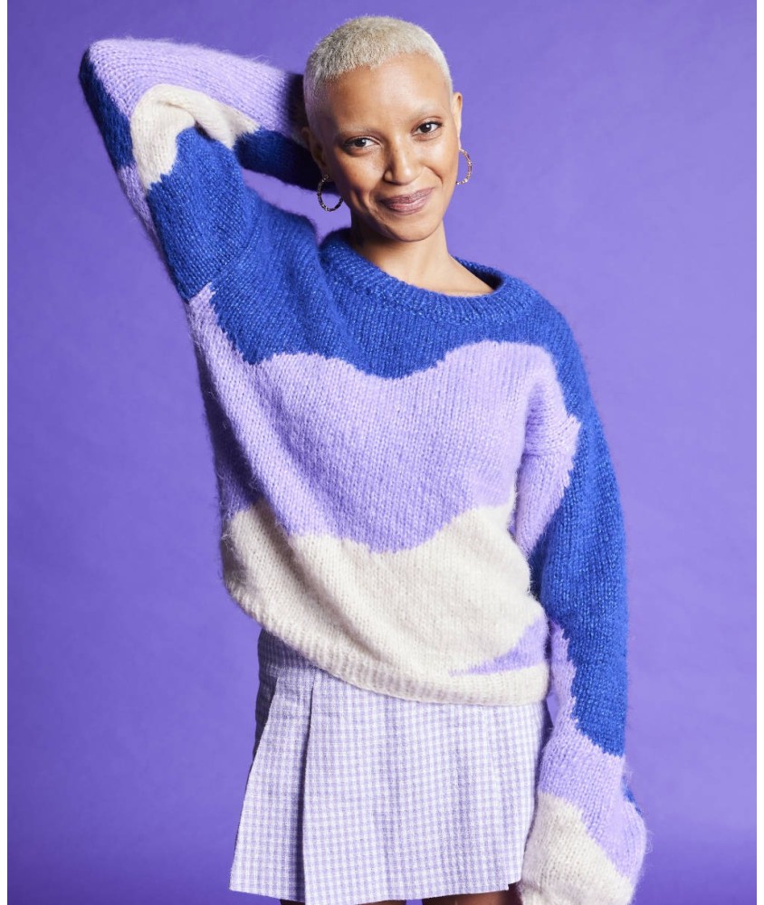 Pull femme Broadway en laine pailletée, jacquard bleu, parme et beige doré - Patron tricot Pingouin - modèle fini