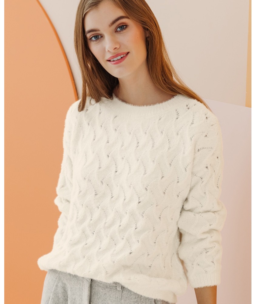 Pull femme Elween en fil duveteux écru, point fantaisie en relief - Patron tricot Phildar - modèle fini
